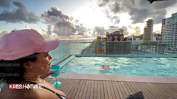 Dançando de micro biquini na piscina do hotel