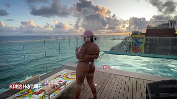 Dançando de micro biquini na piscina do hotel