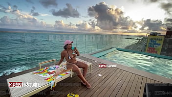Dançando de micro biquini na piscina do hotel