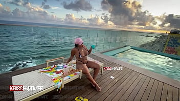 Dançando de micro biquini na piscina do hotel