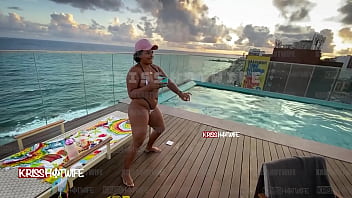 Dançando de micro biquini na piscina do hotel