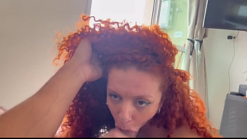 Câmera escondida flagra empregada ruiva pagando boquete para pau monstro do chefe