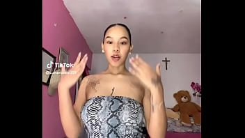 Bailando y mostrando las tetas