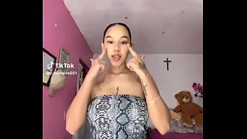 Bailando y mostrando las tetas