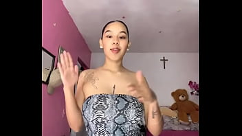 Bailando y mostrando las tetas