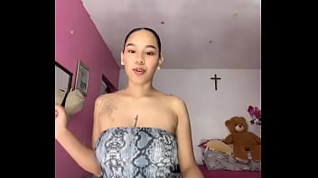 Bailando y mostrando las tetas