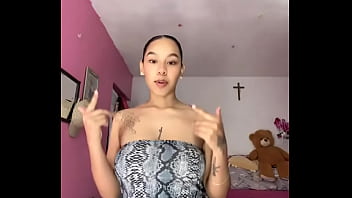 Bailando y mostrando las tetas