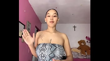 Bailando y mostrando las tetas