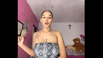 Bailando y mostrando las tetas