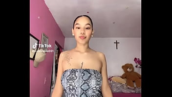 Bailando y mostrando las tetas