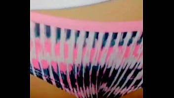 Nos salimos de clases para ir a follar en mi casa le hago su primer squirt