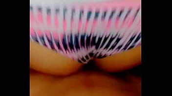 Nos salimos de clases para ir a follar en mi casa le hago su primer squirt