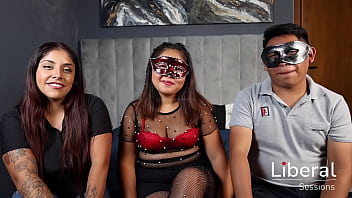 Cuckold vuelve a su esposa cornuda con una chica unicornio y terminan en trio