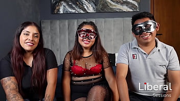 Cuckold vuelve a su esposa cornuda con una chica unicornio y terminan en trio