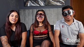 Cuckold vuelve a su esposa cornuda con una chica unicornio y terminan en trio