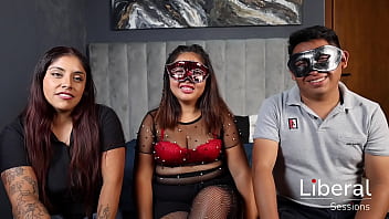 Cuckold vuelve a su esposa cornuda con una chica unicornio y terminan en trio