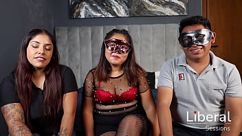 Cuckold vuelve a su esposa cornuda con una chica unicornio y terminan en trio