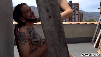 Mi vecino me folla en la terraza mientras mi marido no esta