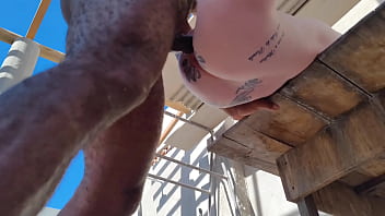 Casal de de namodados e flaglado fazendo sexo em construcao