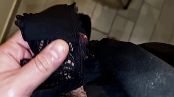 Voglio Sborrarti In Bocca E Leccarti Ovunque Sborrata E Gemiti Con Dialoghi Sporchi Trova Le Mutandine Della Sorella Che Odorano Di Figa thumbnail