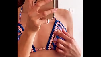 Sexy regina logar posando bikini semidesnuda