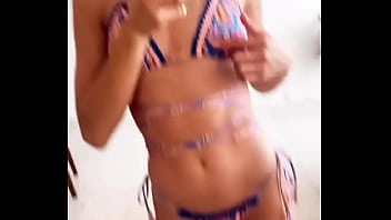 Sexy regina logar posando bikini semidesnuda