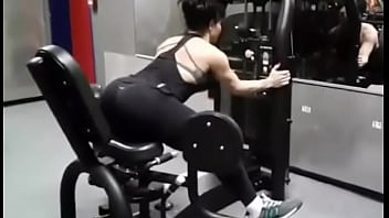 Thalya Cyclone Dans La Salle De Fitness thumbnail