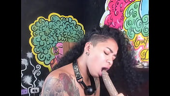 Joven arrecha se imagina que juega con un dildo pensansdo en el tuyo