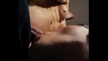 Hetero Curioso Activo De Grinder Me Folla Sobre La Mesa thumbnail