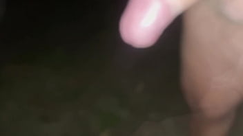 Arrapato esibizionista cerca una guardona sborrata pubblica nel parco e gemiti sega in pubblico e passeggiata senza slip con il cazzo in mostra