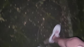 Arrapato esibizionista cerca una guardona sborrata pubblica nel parco e gemiti sega in pubblico e passeggiata senza slip con il cazzo in mostra