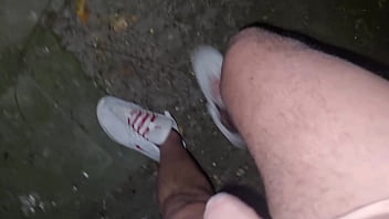 Arrapato esibizionista cerca una guardona sborrata pubblica nel parco e gemiti sega in pubblico e passeggiata senza slip con il cazzo in mostra