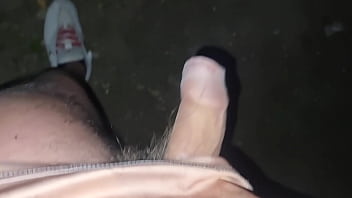 Arrapato esibizionista cerca una guardona sborrata pubblica nel parco e gemiti sega in pubblico e passeggiata senza slip con il cazzo in mostra