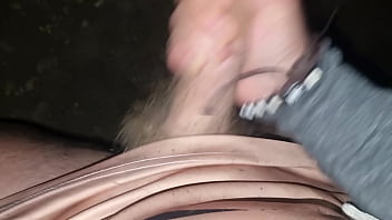 Arrapato esibizionista cerca una guardona sborrata pubblica nel parco e gemiti sega in pubblico e passeggiata senza slip con il cazzo in mostra