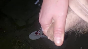 Arrapato esibizionista cerca una guardona sborrata pubblica nel parco e gemiti sega in pubblico e passeggiata senza slip con il cazzo in mostra