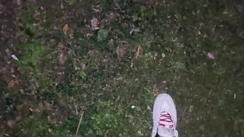 Arrapato esibizionista cerca una guardona sborrata pubblica nel parco e gemiti sega in pubblico e passeggiata senza slip con il cazzo in mostra