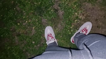 Arrapato esibizionista cerca una guardona sborrata pubblica nel parco e gemiti sega in pubblico e passeggiata senza slip con il cazzo in mostra