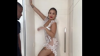 Noiva japonesa fode sem camisinha com segurança no dia do casamento em frente ao corno