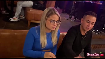 Depois do jantar dos dias dos namorados tem a sobremesa os safados se acabaram comendo a loira e a morena no motel Depois do jantar dos dias dos namorados tem a sobremesa os safados se acabaram comendo a loira e a morena no motel