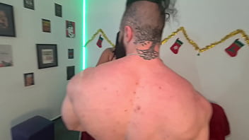 No pelo com gostoso sarado no clima de natal