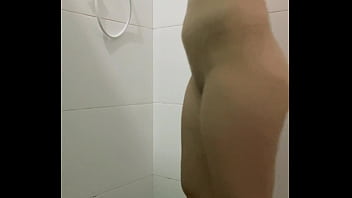Novinha deliciosa se masturbando e brincando com plug anal durante o banho