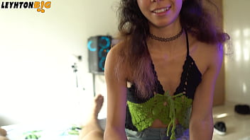 Vecina estaba practicando boxeo y me noquea me consuela chupandome la verga y montandola pov