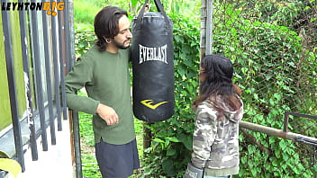 Vecina estaba practicando boxeo y me noquea me consuela chupandome la verga y montandola pov