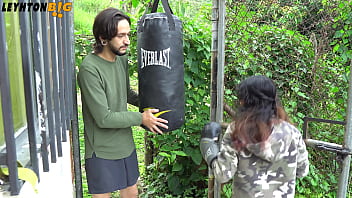 Vecina estaba practicando boxeo y me noquea me consuela chupandome la verga y montandola pov