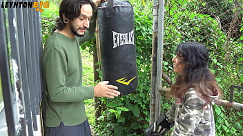 Vecina estaba practicando boxeo y me noquea me consuela chupandome la verga y montandola pov