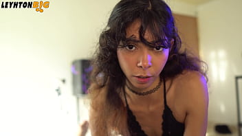 Vecina estaba practicando boxeo y me noquea me consuela chupandome la verga y montandola pov