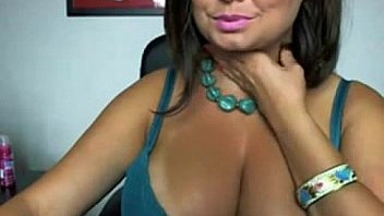 Milfs only reveals her tits