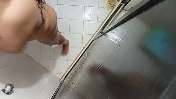 Cuñada gordita en el baño