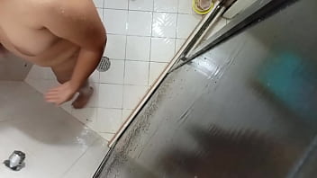 Cuñada gordita en el baño