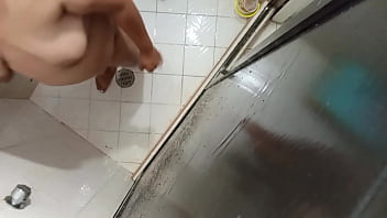 Cuñada gordita en el baño